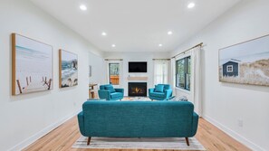 TV, fireplace