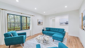 TV, fireplace - Beautiful Vacation Home in Hampton Bays walking distance to Peconic Bay Beaches! (Hampton Bays)