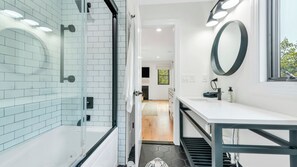 Douche, séchoir à cheveux, serviettes fournies