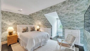 6 bedrooms, iron/ironing board, Internet, bed sheets