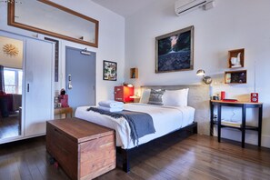 The Swan Suite | Dundyner, memory foam-senger, strykejern/-brett og wi-fi (inkludert)