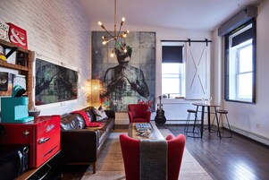 The Music Suite | Zona de estar | Smart TV de 54 pulgadas con canales digitales, Netflix