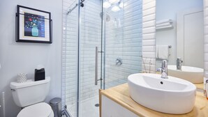 The Swan Suite | Bathroom | Towels, soap, shampoo, toilet paper - Edisons Inn (Stratford)