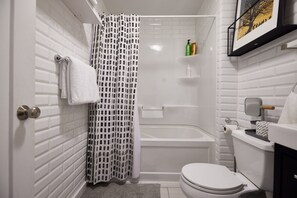 The Music Suite | Bathroom | Towels, soap, shampoo, toilet paper - Edisons Inn (Stratford)