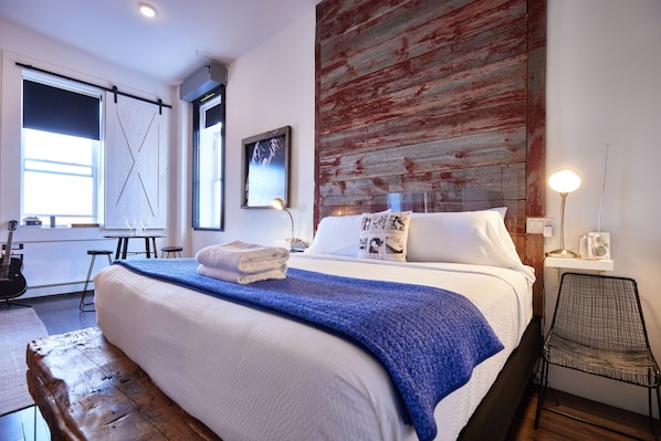 The Music Suite | Down duvets, memory-foam beds, iron/ironing board, free WiFi - Edisons Inn (Stratford)