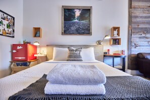 The Swan Suite | Dundyner, memory foam-senger, strykejern/-brett og wi-fi (inkludert)