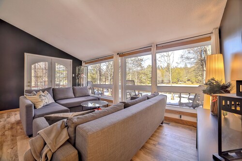 Chalet au bord de la rivière, spa, Wi-Fi, convivial pour détente en famille.