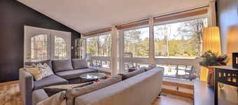 Chalet au bord de la rivière, spa, Wi-Fi, convivial pour détente en famille.