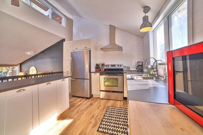 Chalet au bord de la rivière, spa, Wi-Fi, convivial pour détente en famille.