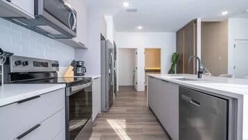 Geladeira, micro-ondas, fogão, cooktop