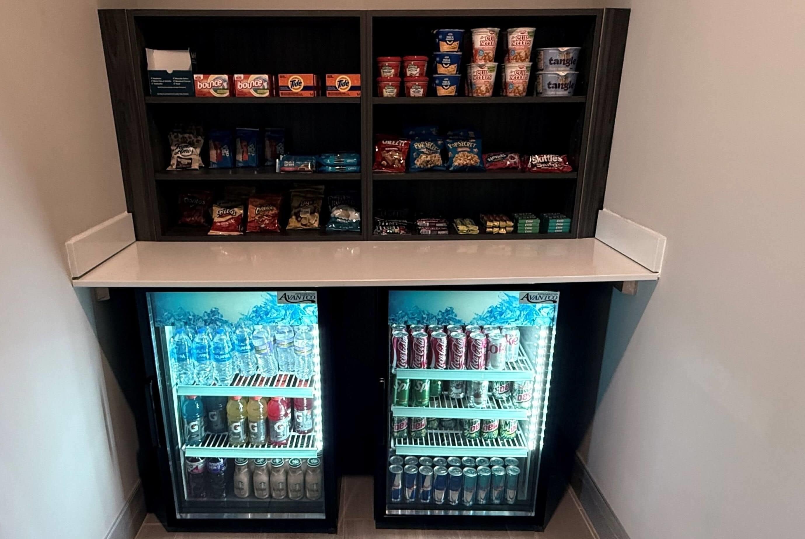 En automattankstation med snacks och drycker.
