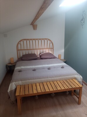 2 bedrooms, iron/ironing board, travel cot, WiFi