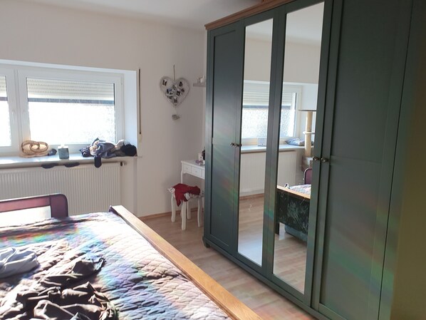 2 chambres, fer et planche à repasser, Wi-Fi, draps fournis