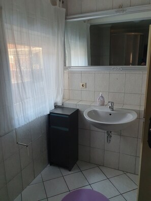 Douche, sèche-cheveux, papier toilette