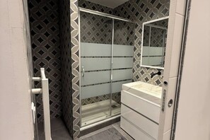 Dusche, Haartrockner, Handtücher, Seife