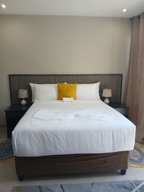 Standard-Doppelzimmer | Schreibtisch, laptopgeeigneter Arbeitsplatz, Bügeleisen/Bügelbrett