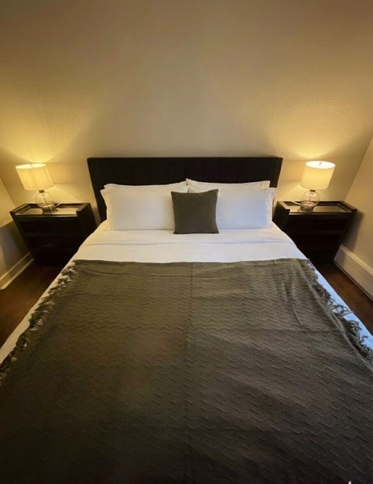 Een strijkplank/strijkijzer, gratis wifi, beddengoed