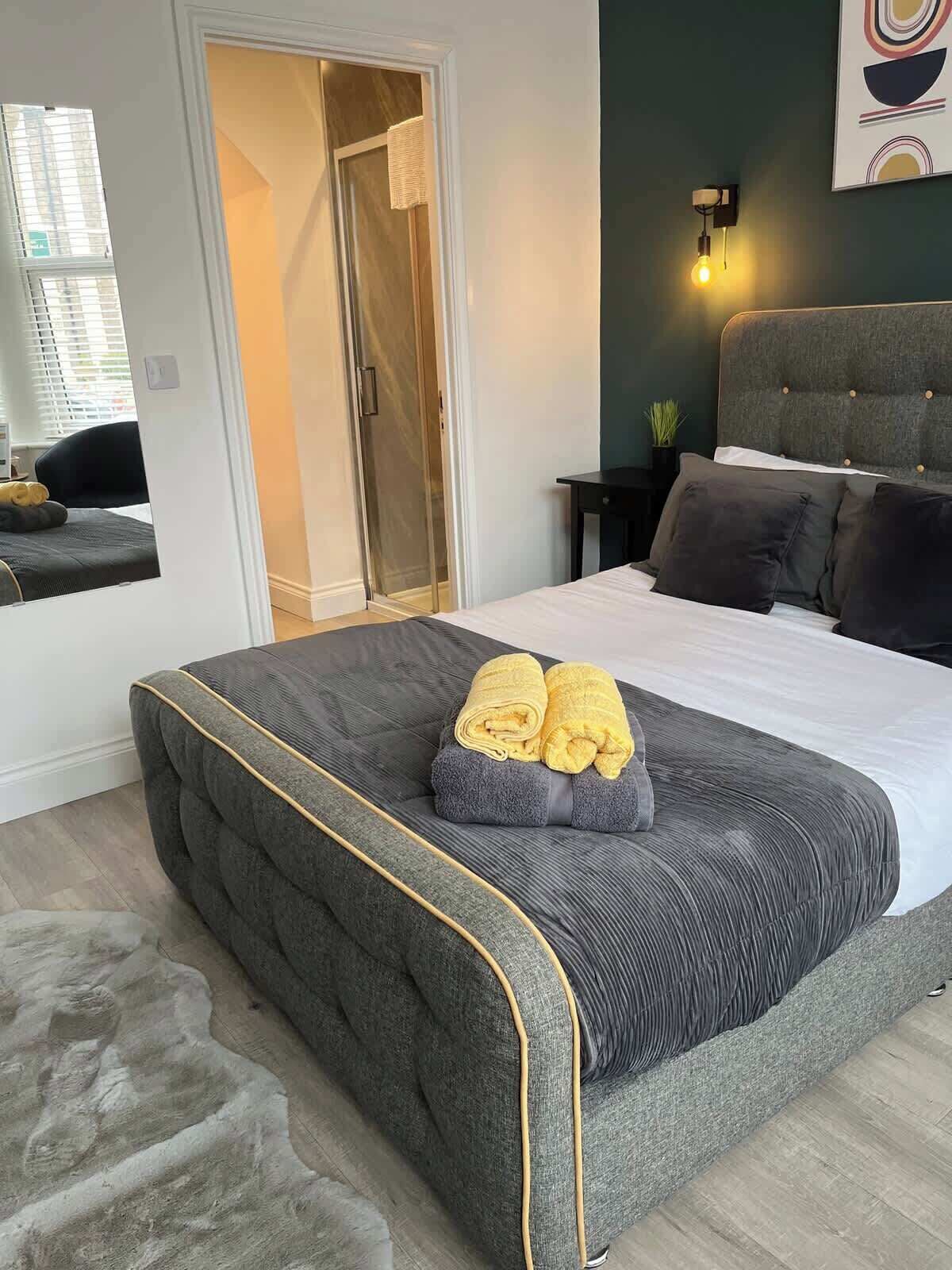 Tabla de planchar con plancha, wifi y ropa de cama 