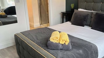 Tabla de planchar con plancha, wifi y ropa de cama