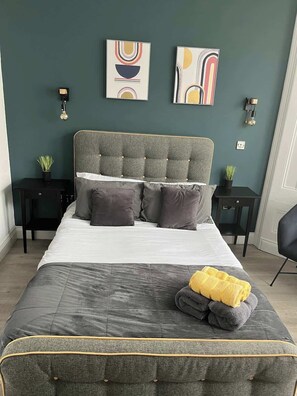 Iron/ironing board, WiFi, bed sheets