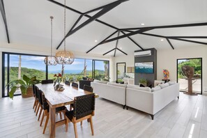 Casa, vista al océano | Área de sala de estar