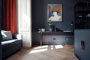 Suite, pemandangan kota | 1 kamar tidur, setrika/meja setrika, dan Wi-Fi gratis