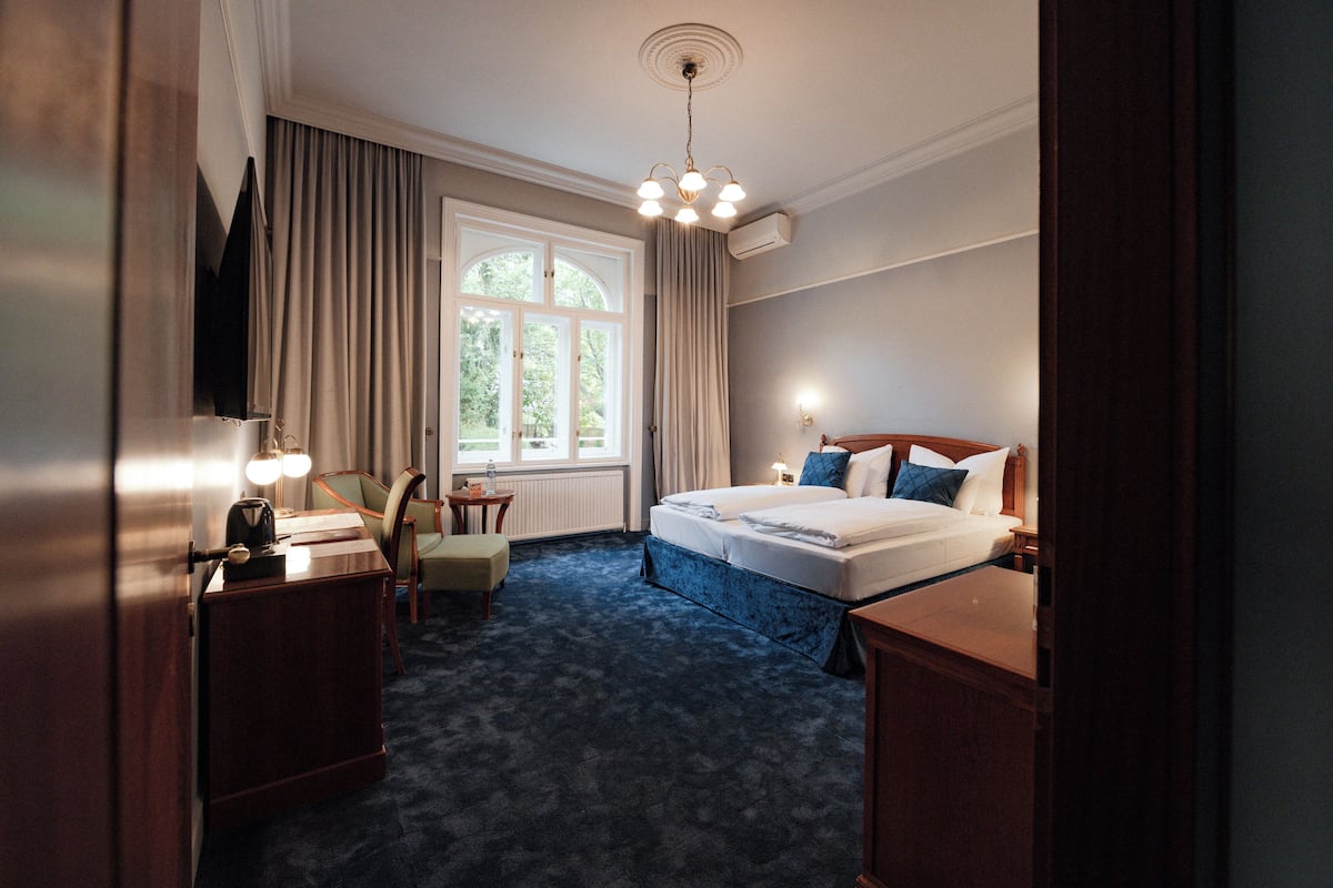 Quarto casal luxo, sacada, vista para o jardim | 1 quarto, ferros/tábuas de passar roupa, Wi-Fi de cortesia