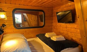 1 bedroom, WiFi, bed sheets - The Boat | Central Terrace Retreat | 2 Guests (Honfleur)