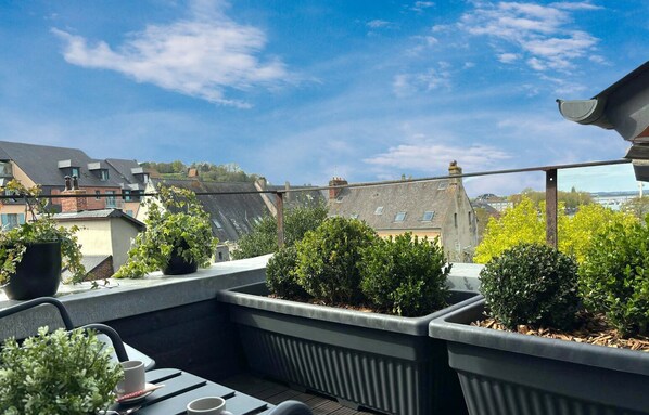 Outdoor dining - The Boat | Central Terrace Retreat | 2 Guests (Honfleur)
