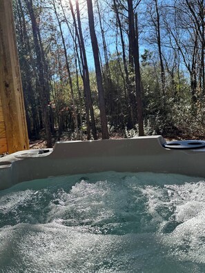 Outdoor spa tub - Willow Oak Cottage (Fort Payne)