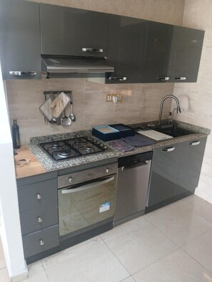 Departamento | Cocina privada | Refrigerador, microondas, horno y parrilla de estufa