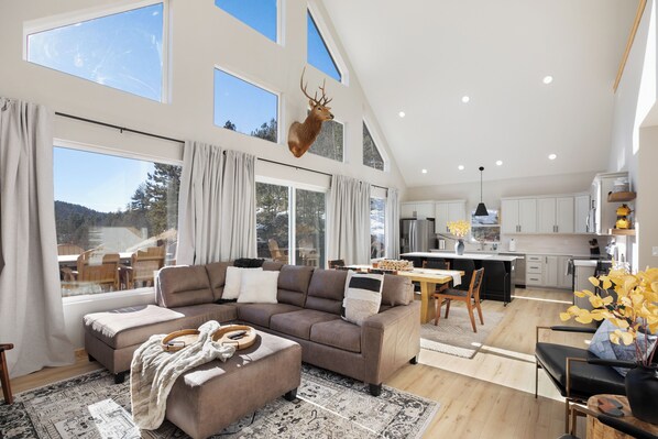 Smart TV, fireplace - 3BR Divide Cabin: Starlink, Mtn Views, Hiking Access! Family Friendly - Sleeps 8 (Divide)