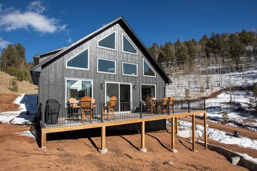 3BR Divide Cabin: Starlink, Mtn Views, Hiking Access! Family Friendly - Sleeps 8