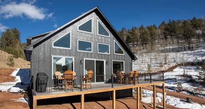 3BR Divide Cabin: Starlink, Mtn Views, Hiking Access! Family Friendly - Sleeps 8
