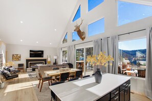 Dining - 3BR Divide Cabin: Starlink, Mtn Views, Hiking Access! Family Friendly - Sleeps 8 (Divide)