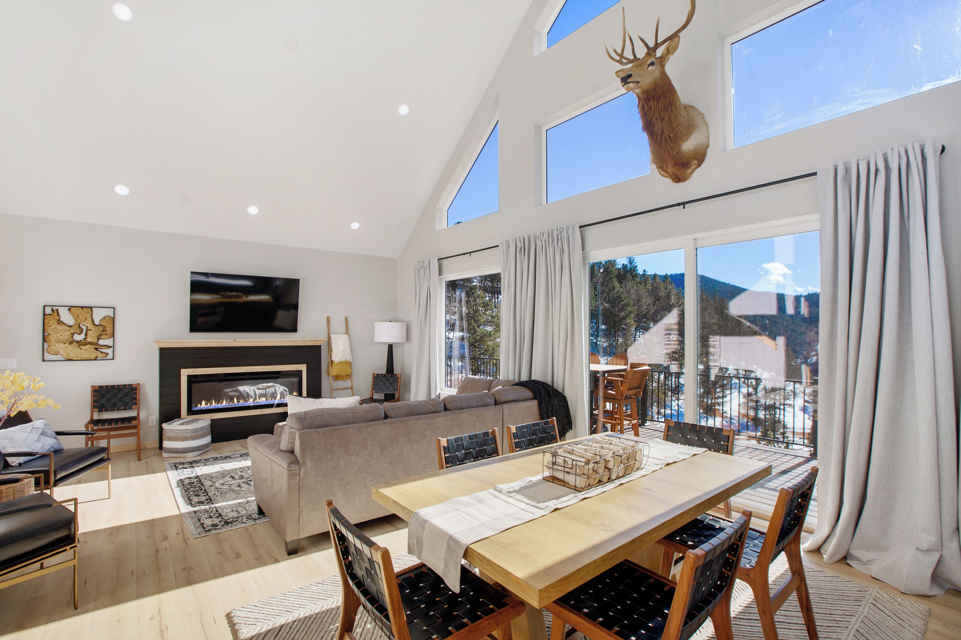 Smart TV, fireplace