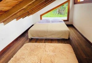 Tabla de planchar con plancha, wifi y ropa de cama 