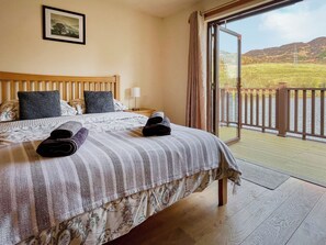 3 bedrooms, free WiFi, bed sheets - 3 bedroom accommodation in Glengoulandie (Glengoulandie)