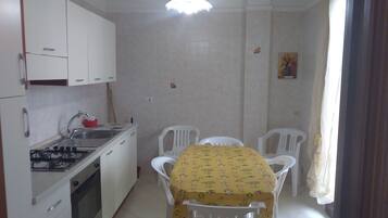 Fridge, oven, stovetop, cookware/dishes/utensils