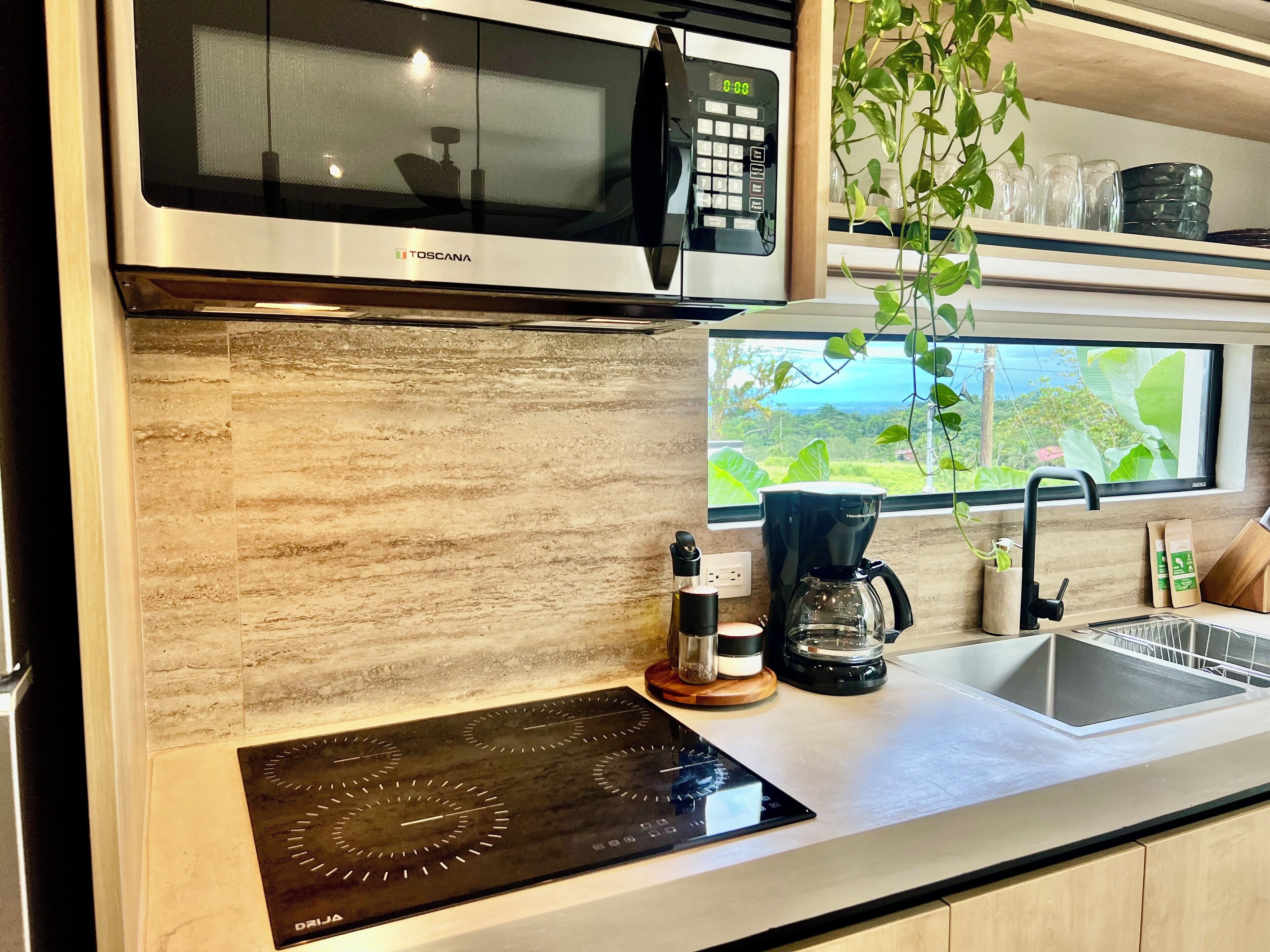 Refrigerador, microondas, horno y parrilla de estufa 