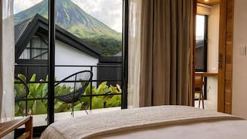 1 chambre, bureau, fer et planche à repasser, lit de bébé portatif