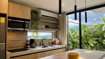 Refrigerador, microondas, horno, placa de cocina