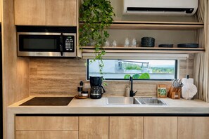 Frigorífico, microondas, horno y placa de cocina