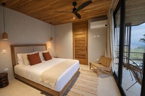 1 dormitorio, escritorio, tabla de planchar con plancha y cuna de viaje