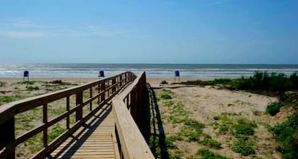 GILLIGANS BEACH HUT.. RELAXING BEACHFRONT GETAWAY-PET FRIENDLY