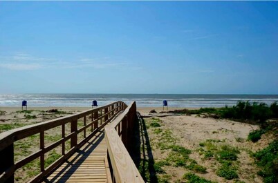 GILLIGANS BEACH HUT- RELAXING BEACH GETAWAY- OCEAN VIEW-PET FRIENDLY/FENCED YARD
