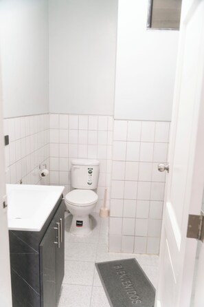 Economy Apartment | Bathroom | Shower, towels, soap, shampoo - Guayacan Apart Hotel  (Guayaquil)