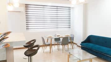 Familieleilighet, tekjøkken | Oppholdsområde