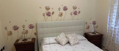 1 slaapkamer, een strijkplank/strijkijzer, wifi, beddengoed