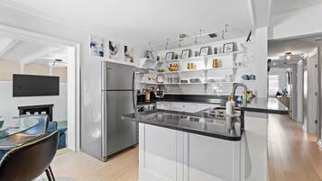 Refrigerador, microondas, horno y parrilla de estufa